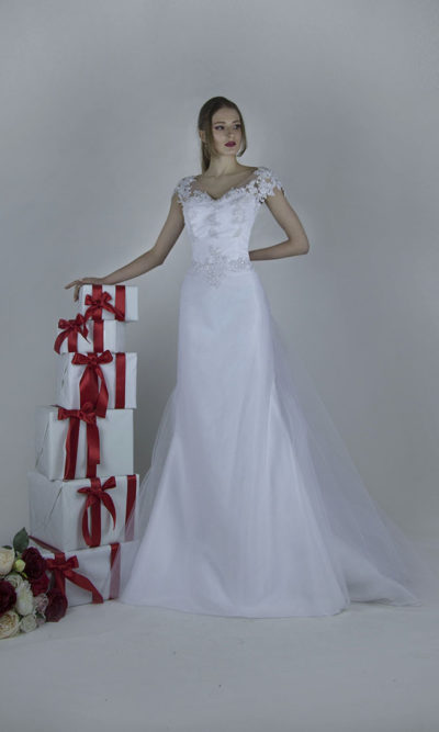 Vous allez adorer l'élégance et l'allure épurée de cette robe de mariée