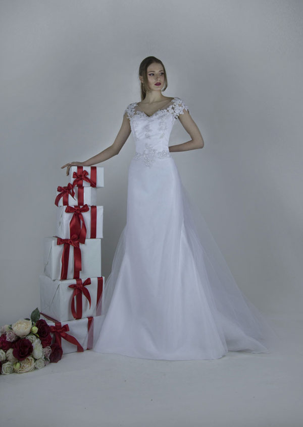 Vous allez adorer l'élégance et l'allure épurée de cette robe de mariée