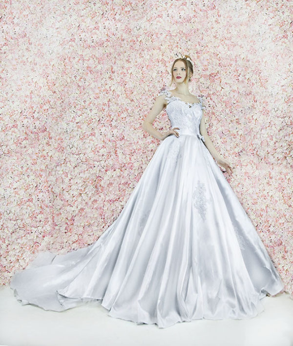 Robe de mariée avec une ceinture à noeud
