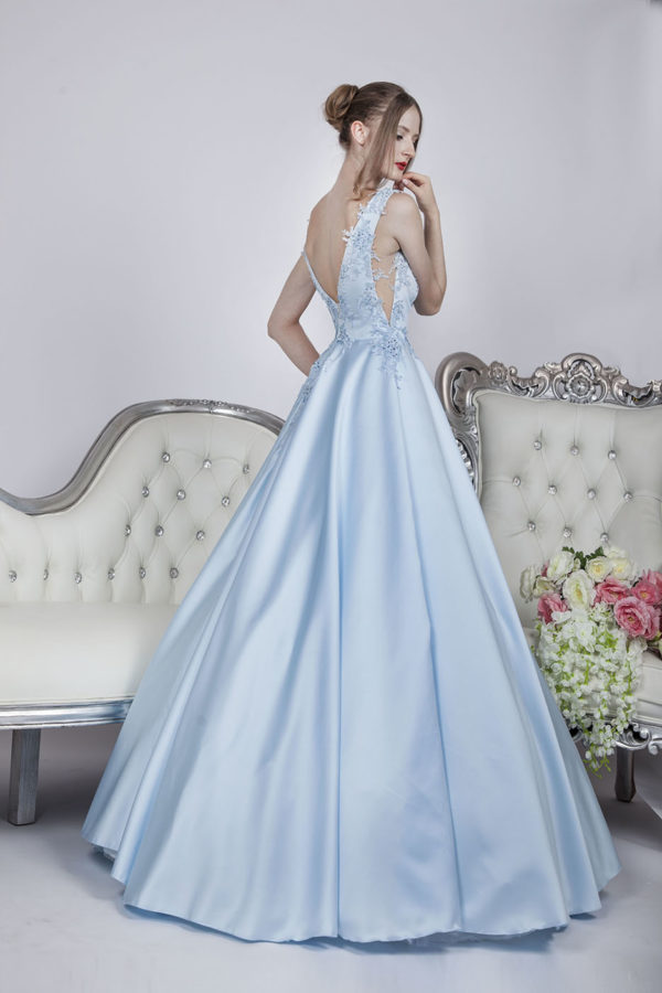 Robe du soir en satin bleu ciel pastel