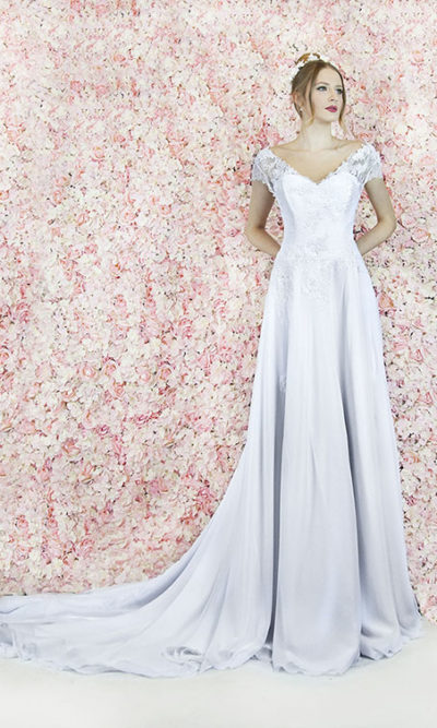 Robe de mariage chic et vaporeuse avec bretelles