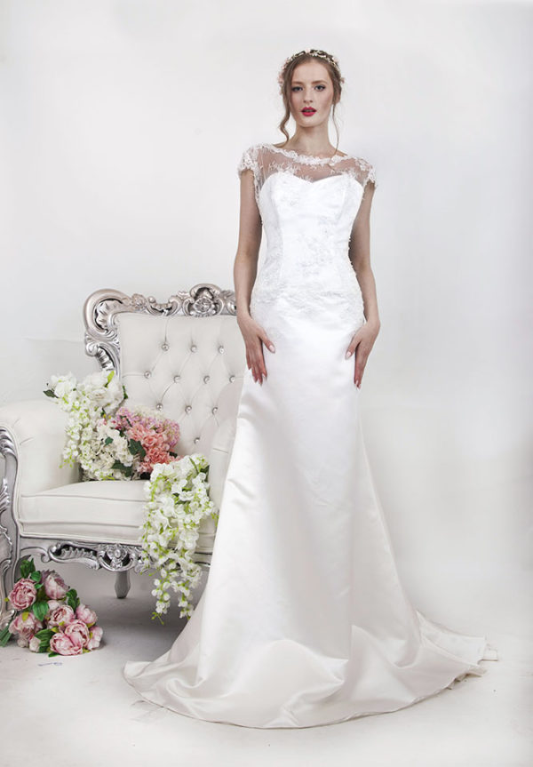 Robe de mariage en satin et dentelle col bateau