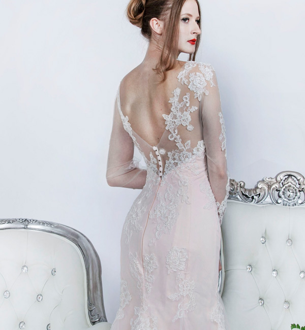 Robe de mariage originale rose avec dentelle ivoire