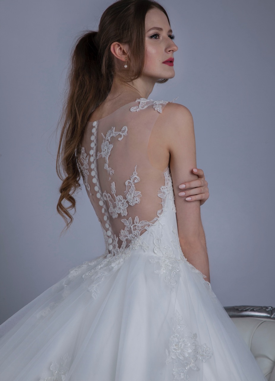 Robe de mariée avec un dos transparent et dentelle