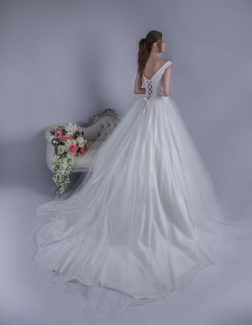 Robe de mariée en tulle avec un laçage nu au dos