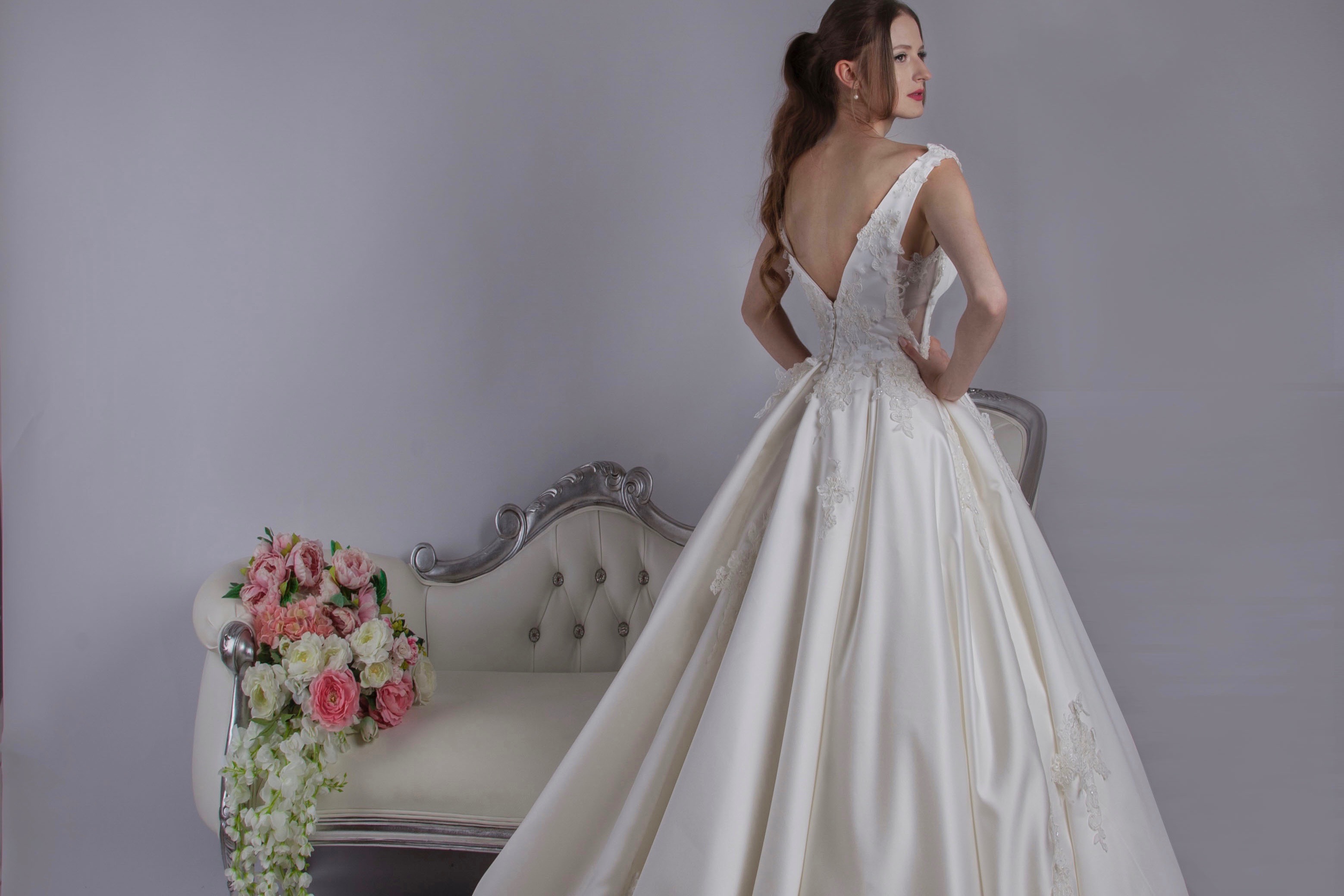 Robe de mariée princesse avec une grande traine et un dos nu