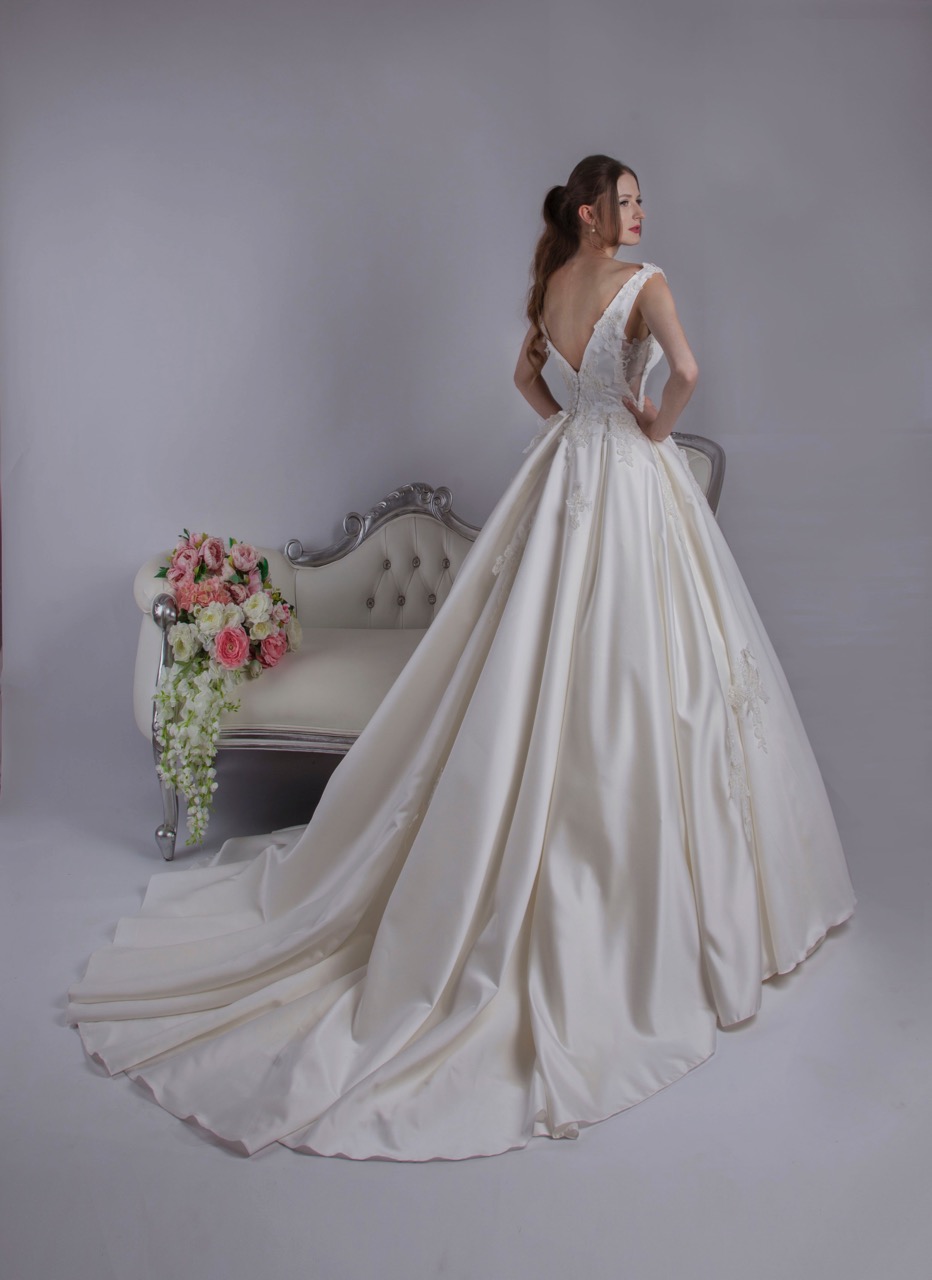 Robe de mariée avec un do en V et de la dentelle