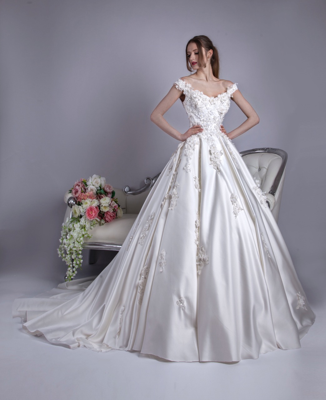 Robe de mariée avec des manches tombantes et une jupe volumineuse