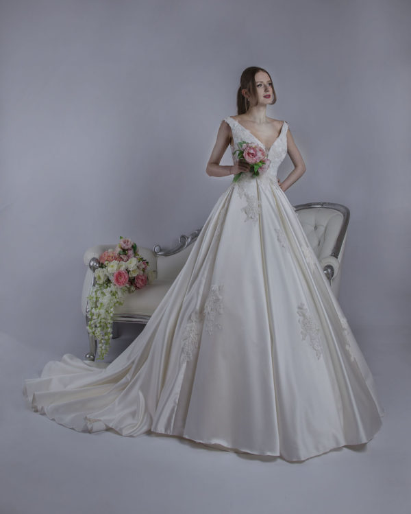 Robe de mariée avec décolleté profond