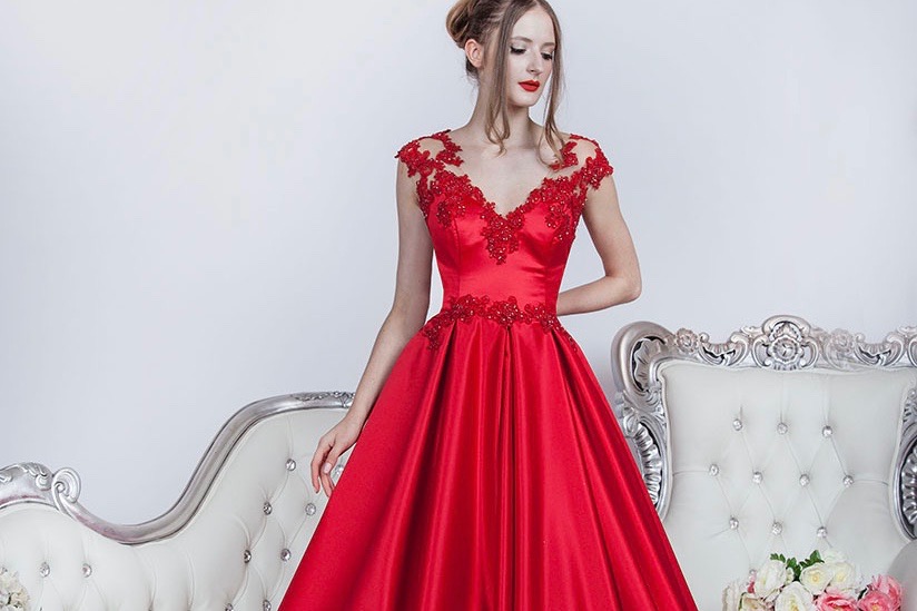 Robe de soirée de couleur rouge avec de la dentelle