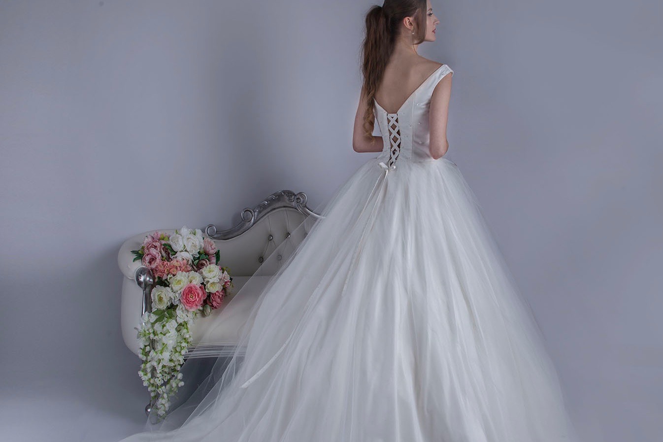 Robe de mariée avec un corset et laçage au dos