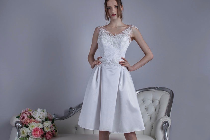 Robe de mariée courte pour un mariage e été ensoleillé