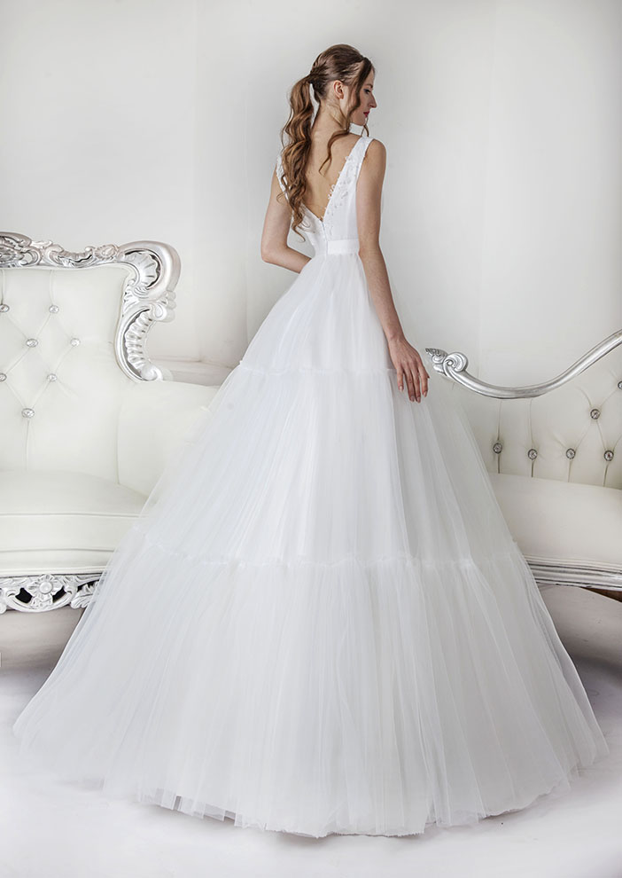 Robe de mariée couleur blanc avec tulle et dentelle