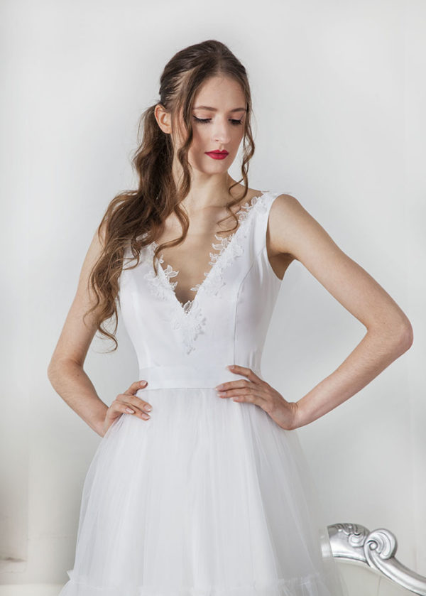 Robe de mariée blanche avec bustier en satin