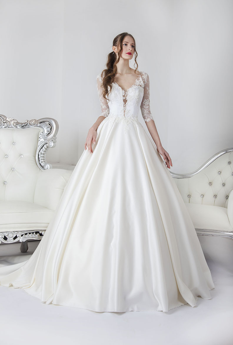 Robe de mariée en jupe en satin et corset en dentelle