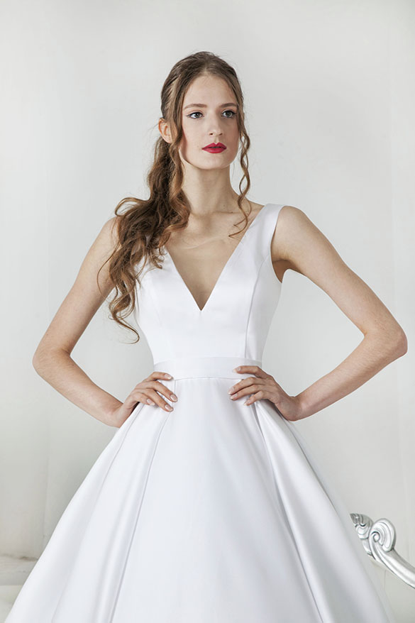 Robe de mariée en satin avec bustier simple à bretelles