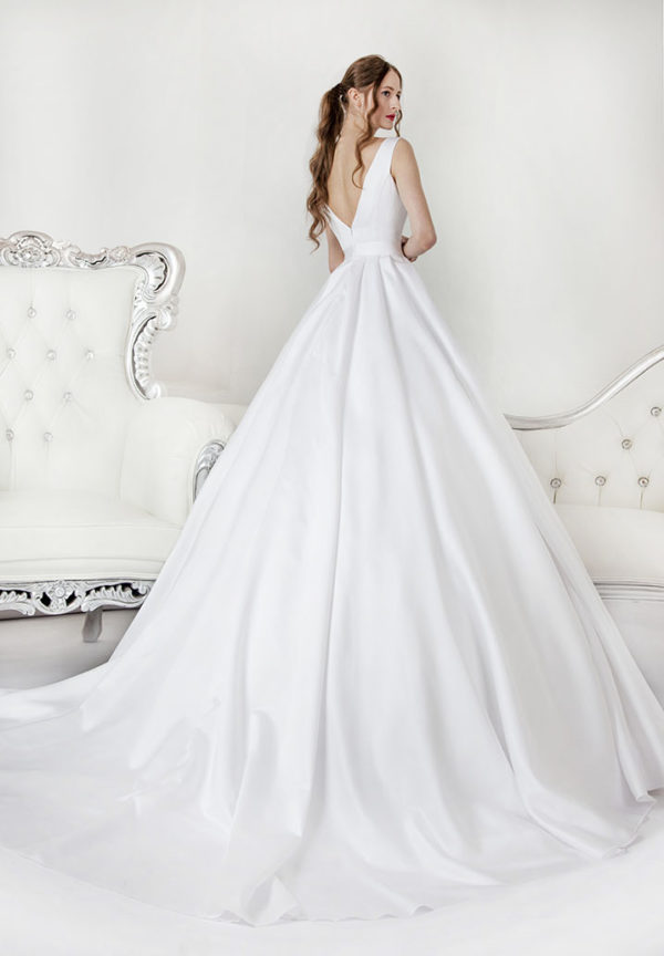 Robe de mariée avec un déccoletté en V au dos