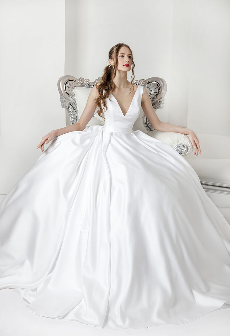 Robe de mariée blanche en satin luxueux