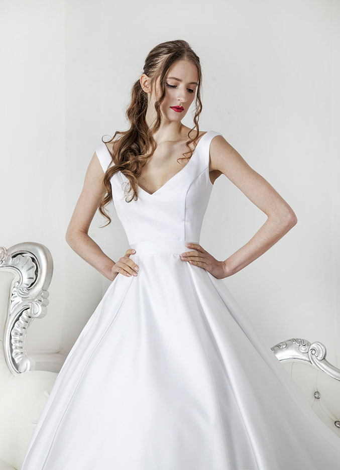 Robe de mariée avec corset en satin blanc