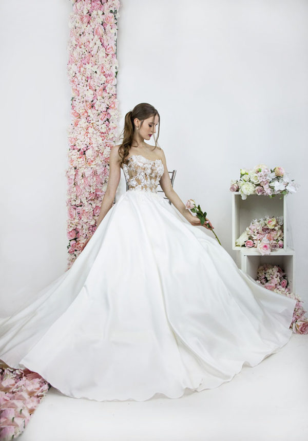 Robe de mariée avec un corset en tulle couleur chair