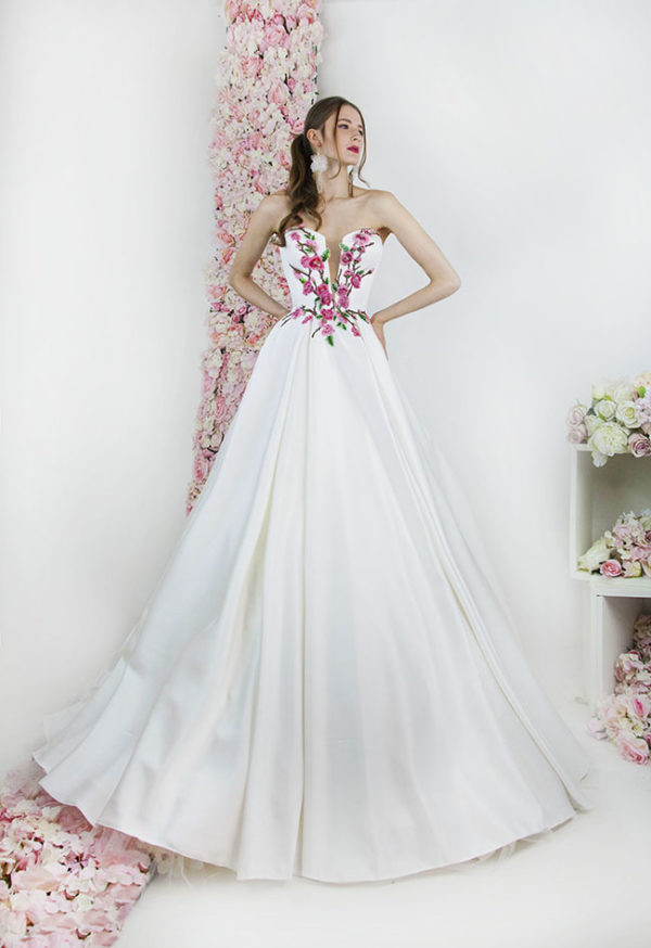 Robe de mariée avec dentelle colorée