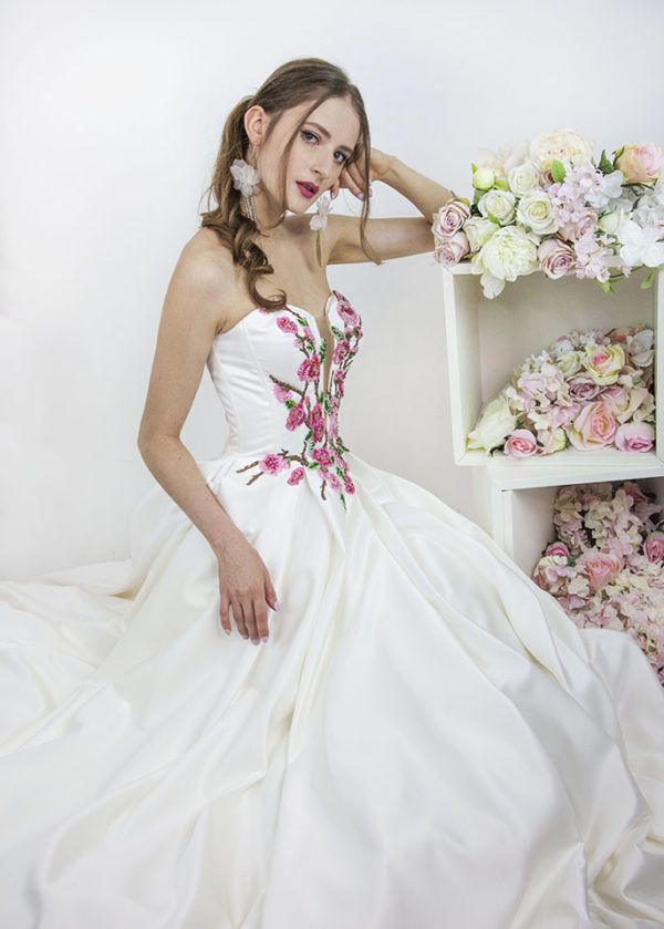 Robe de mariée ivoire avec fleurs roses