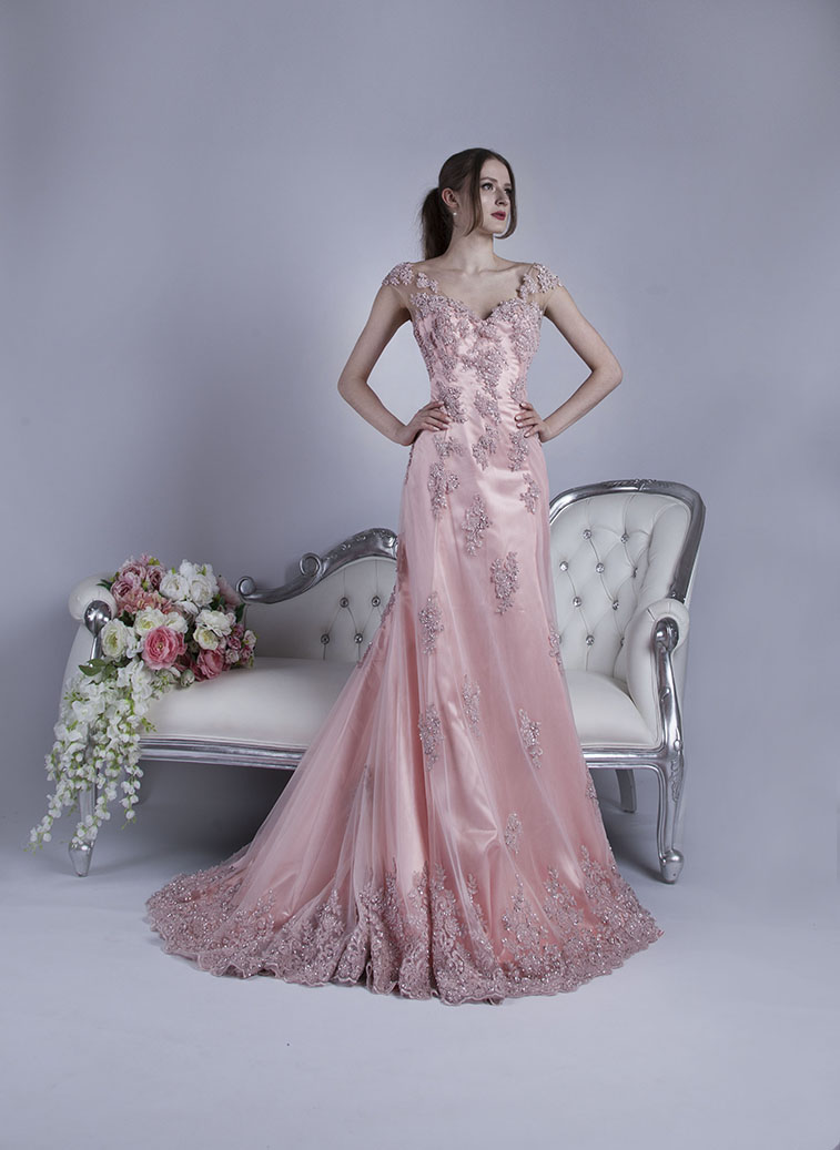 Robe de soirée princesse avec une taille marquée et broderie dorée