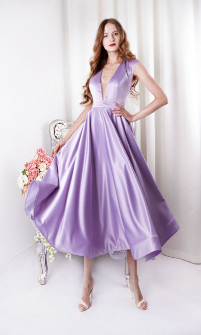 Robe de cocktail en satin violette