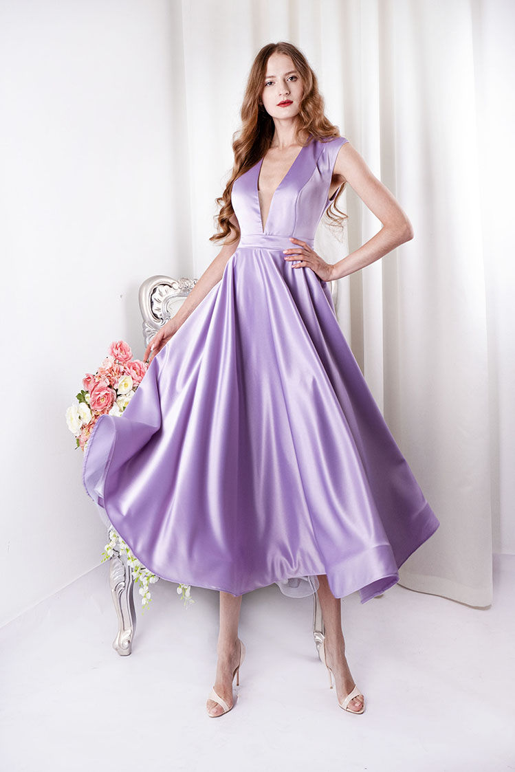 Robe de cocktail en satin violette