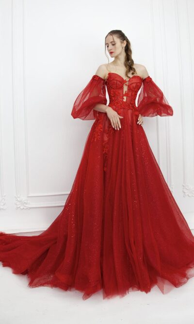 Robe de bal rouge avec manches longues