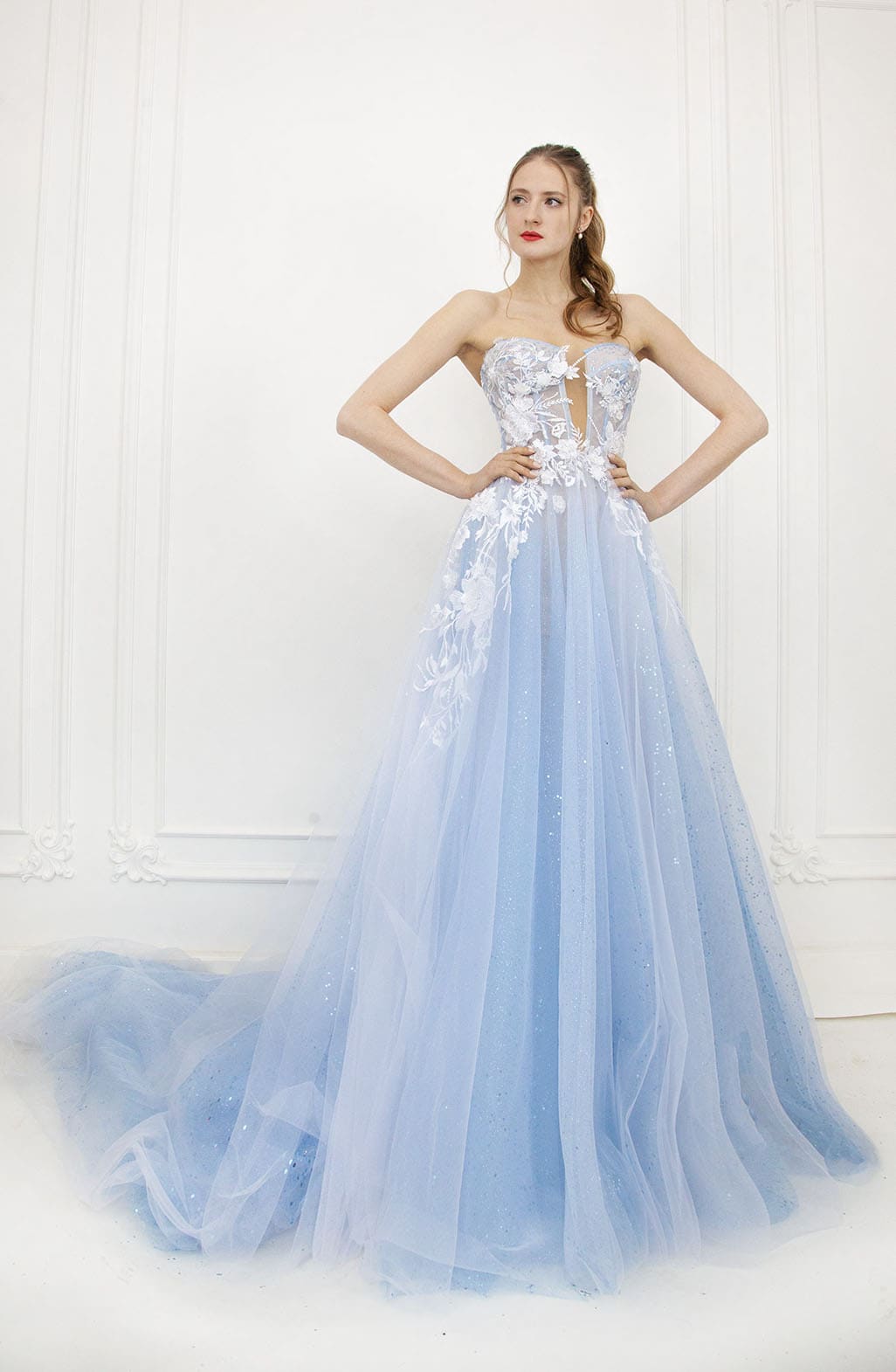 Robe de bal avec tulle bleu et dentelle crème