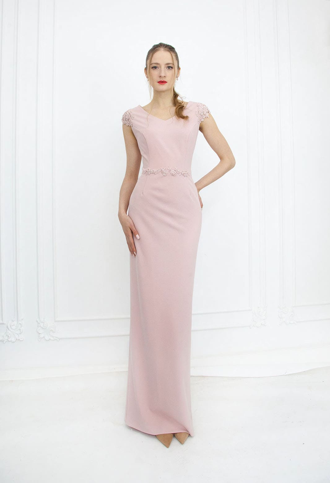 Robe de soirée rose pâle de coupe droite