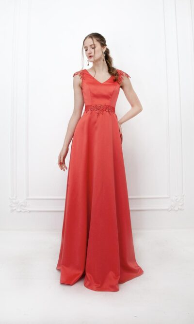 Robe de soirée rouge corail de coupe fluide