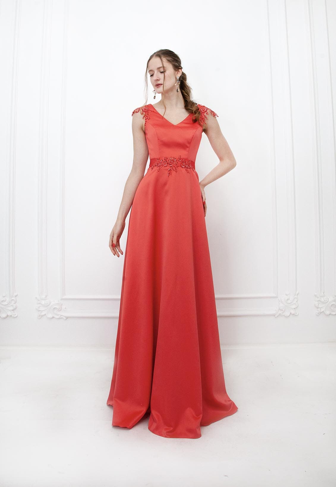 Robe de soirée rouge corail de coupe fluide