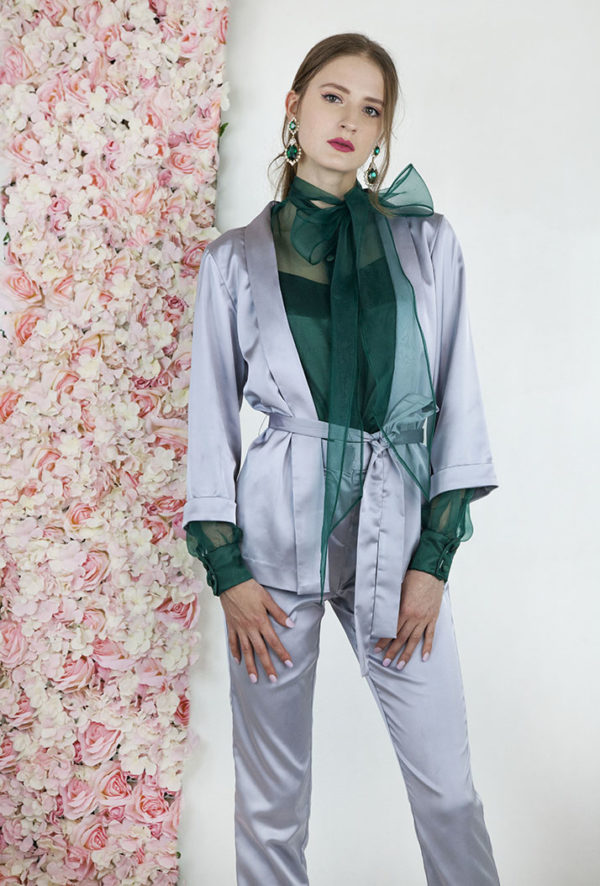 Tailleur argentée avec blouse vert émeraud