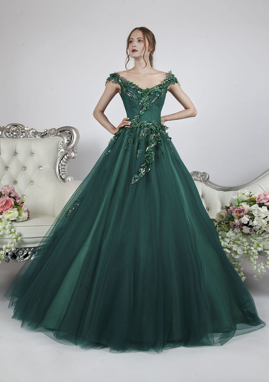 Robe de soirée verte avec bretelles tombantes et dentelle