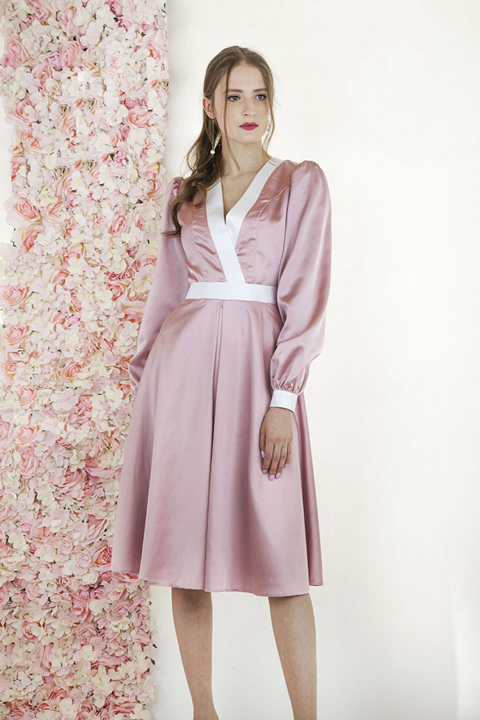 Robe de soirée rose pâle en satin