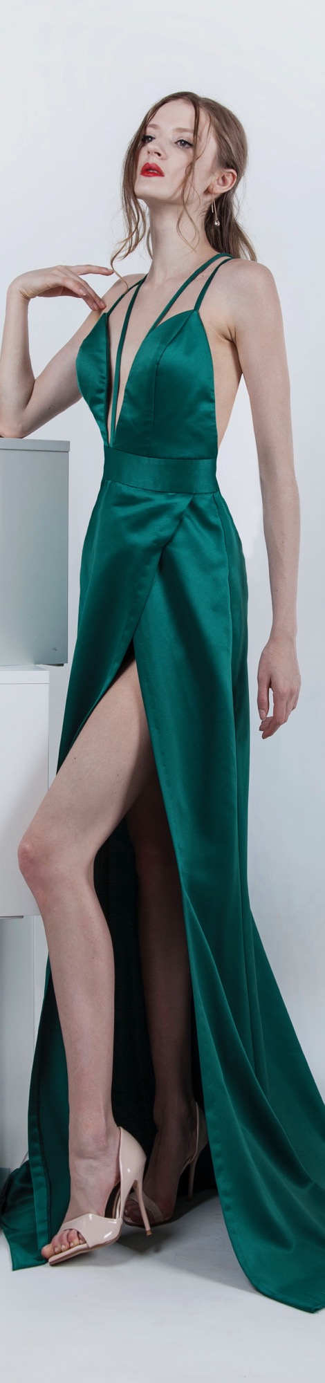 Robe de soirée ne satin de couleur vert émeraude