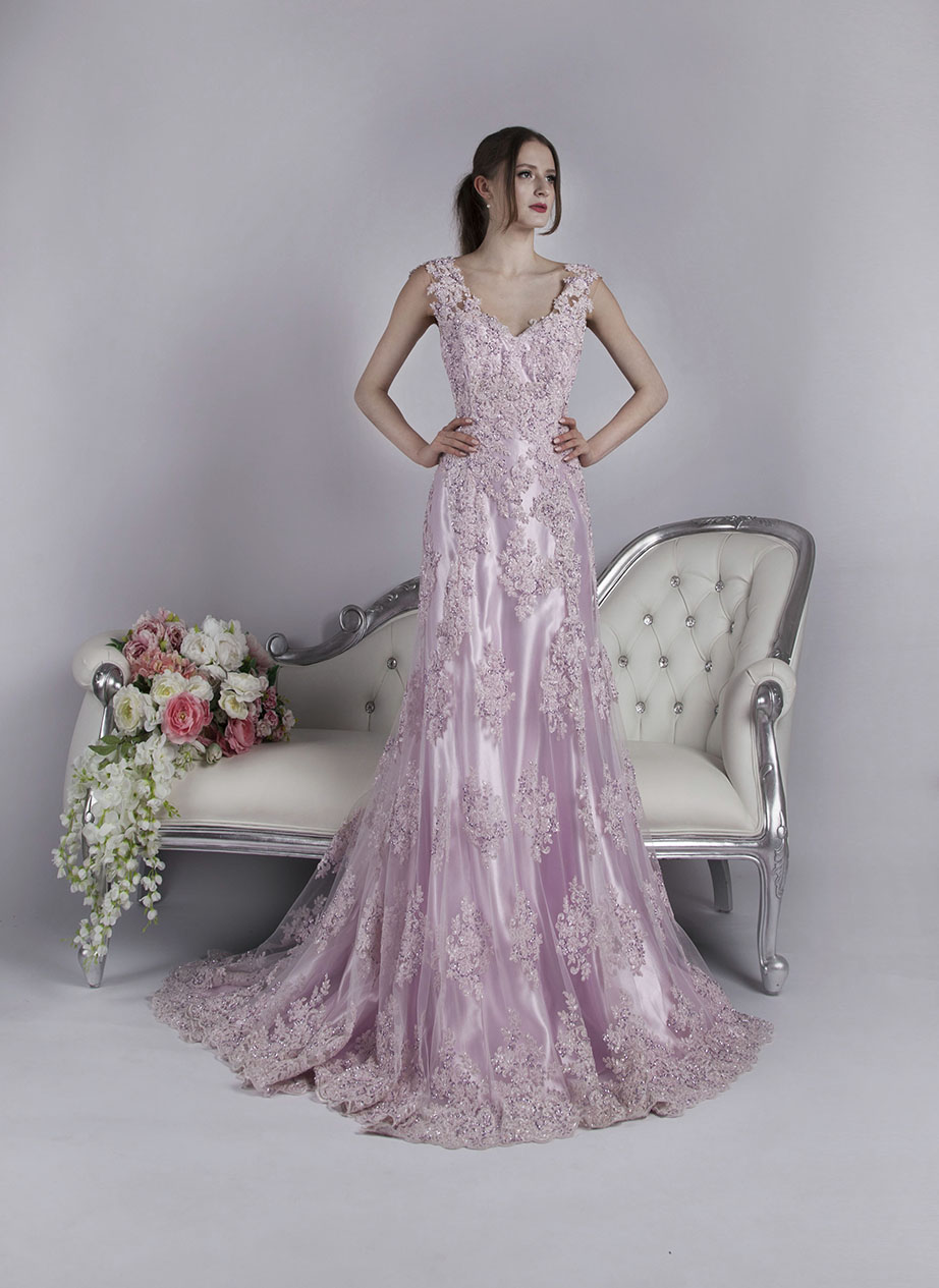 Robe de soirée princesse avec une taille marquée et broderie dorée