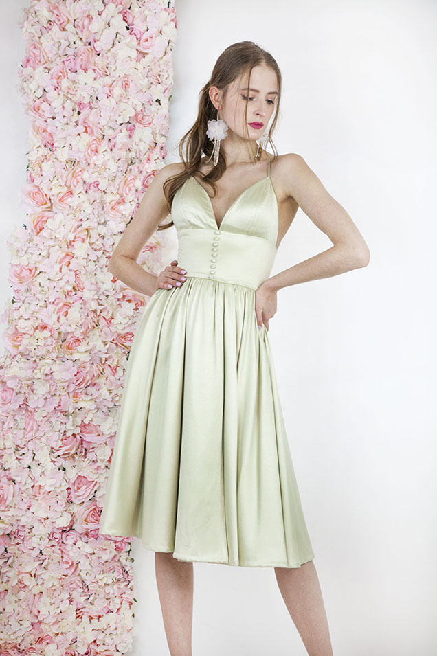 Robe de cocktail vert pastel avec un décolleté profond