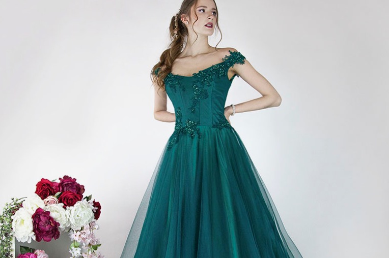 Robe de bal vert émeraude avec épaules dénudées et broderies en dentelle