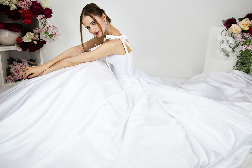 Découvrez la belle robe de mariée en satin blanc dans notre boutique à Paris