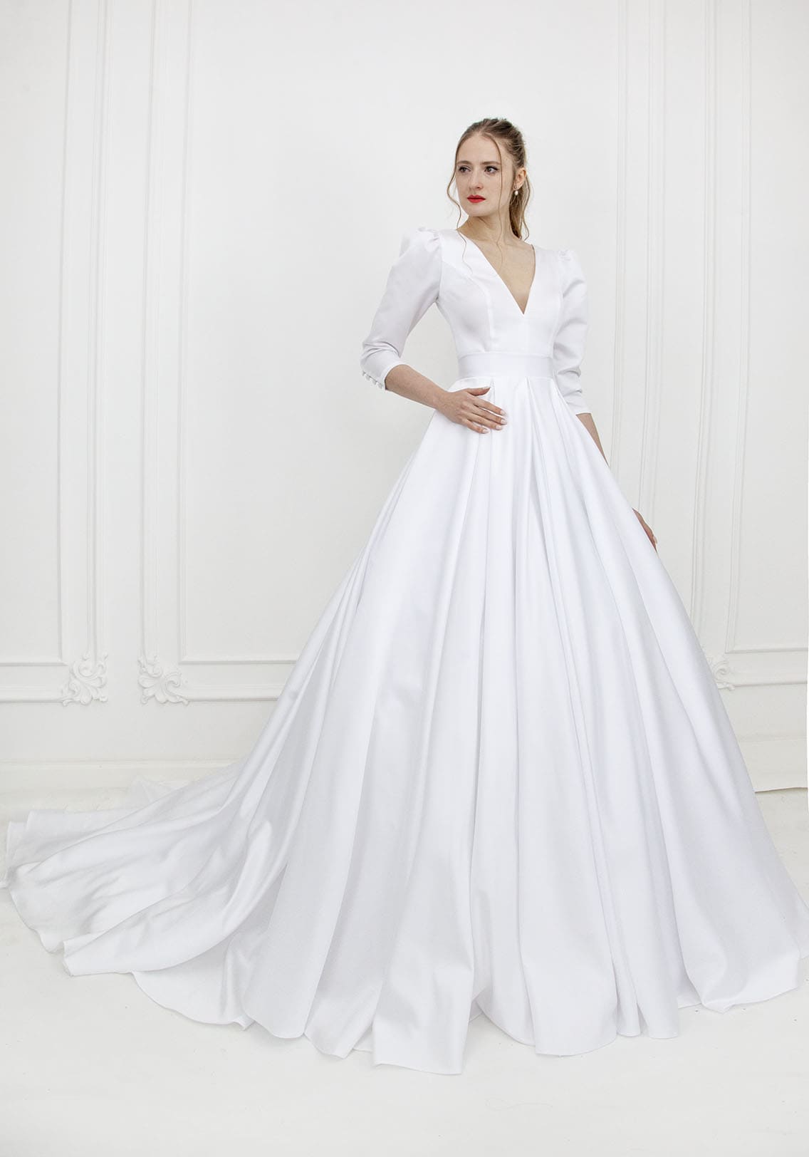 Robe de mariée en satin épais avec manches longues