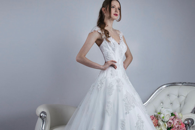 Robe de mariée blance avec bretelles et jupe en dentelle brodée