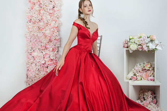 Robe de bal rouge en satin pour la soirée des fiançailles