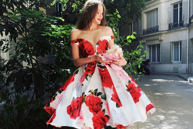 Robe de soirée rouge et blanc pour une soirée festive