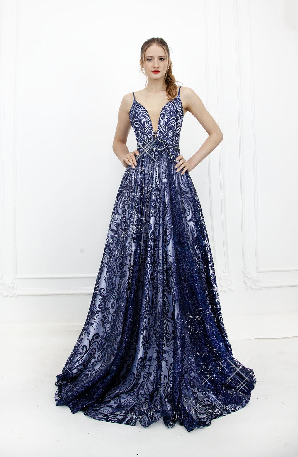 Robe de soirée bleu nuit avec paillettes et cristaux