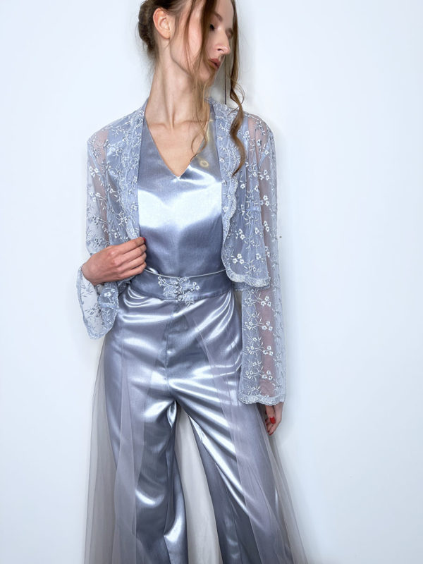 Tailleur gris en satin et dentelle pour mariage