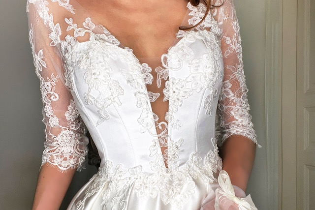 Robe de mariée avec décolleté en V profond et dentelle