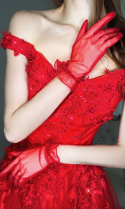 Gants en organza rouge pour une robe de bal à noeud